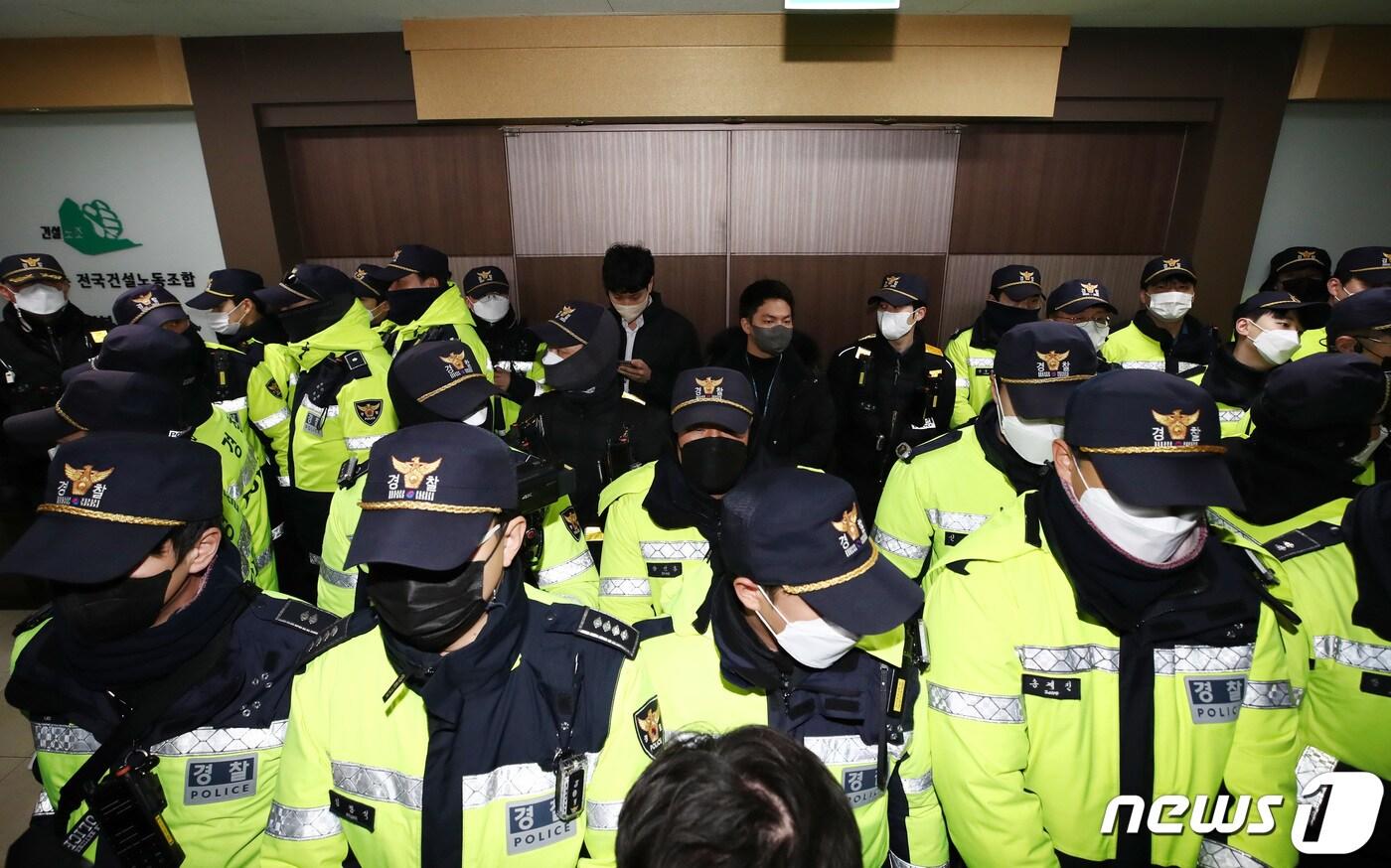 본문 이미지 - 19일 오전 건설현장 불법행위와 관련해 압수수색이 진행 중인 서울 영등포구 민주노총 건설노조 서울경기북부지부 사무실에서 경찰들이 주변을 통제하고 있다. 2023.1.19/뉴스1 ⓒ News1 김민지 기자