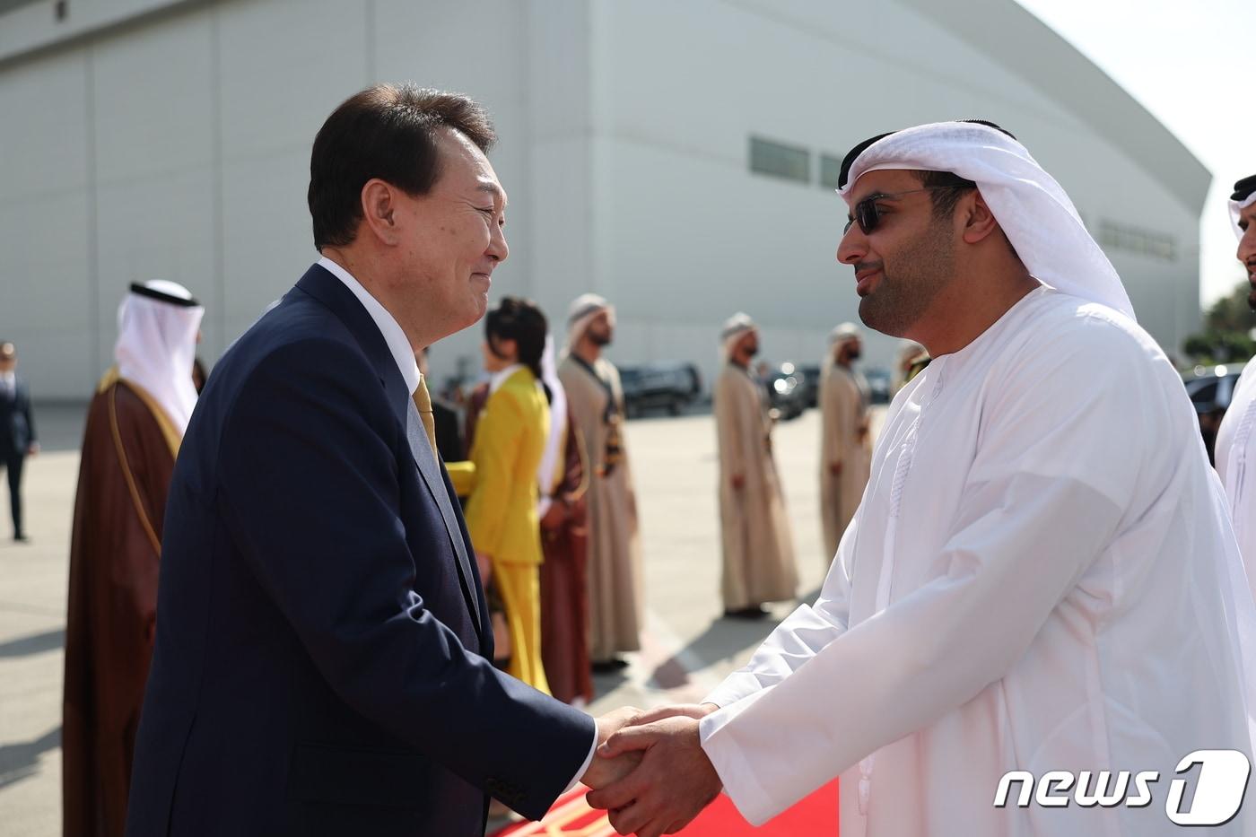 본문 이미지 - 윤석열 대통령이 17일 오후(현지시간) 아랍에미리트(UAE) 국빈 방문을 마치고 스위스로 이동하기 위해 두바이 공항에서 환송인사와 악수를 하고 있다. (대통령실 제공) 2023.1.19/뉴스1 ⓒ News1 안은나 기자
