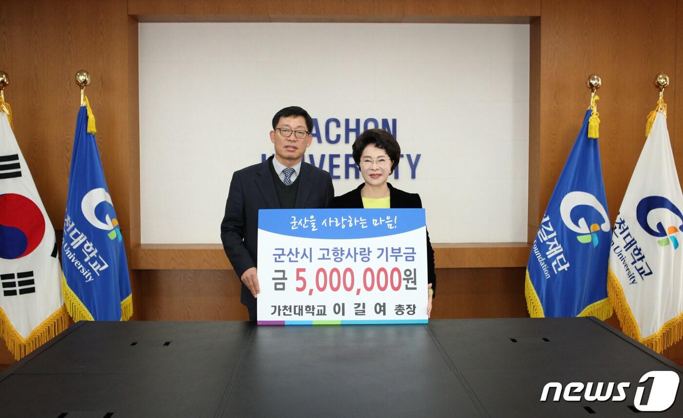 본문 이미지 - 이길여 가천대 총장(사진 오른쪽)이 안창호 군산시 자치행정국장에게 고향사랑기부금을 기탁하고 있다.(군산시제공) 2023.1.19/뉴스1