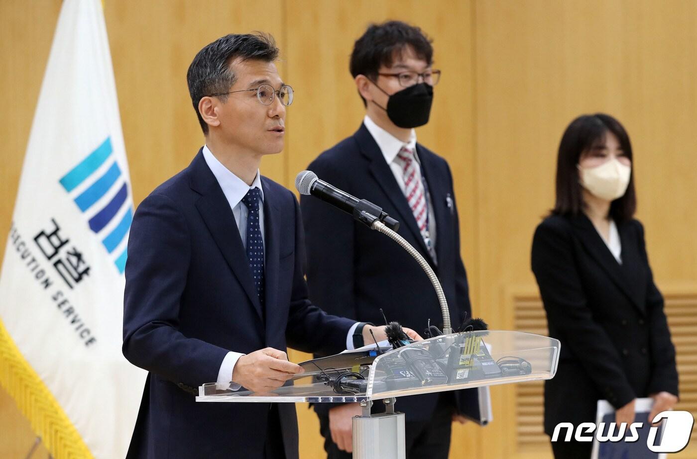 본문 이미지 - 김성동 의정부지방검찰청 고양지청 인권보호관이 19일 경기도 고양시 의정부지검 고양지청에서 동거녀A씨와 택시기사B씨 살해혐의로 구속 송치된 이기영에 대한 수사 결과를 발표하고 있다. 검찰은 이기영이 재범 위험이 높은 사이코패스로 기존에 적용됐던 강도살인 및 사체은닉 등의 혐의 외에 보복살인 및 사문서위조 등의 혐의를 추가로 밝혀냈으며 강도살인 및 특정범죄가중처벌에 관한 법률상 보복살인 등의 혐의로 이씨를 구속기소했다고 밝혔다. 2023.1.19/뉴스1 ⓒ News1 박세연 기자