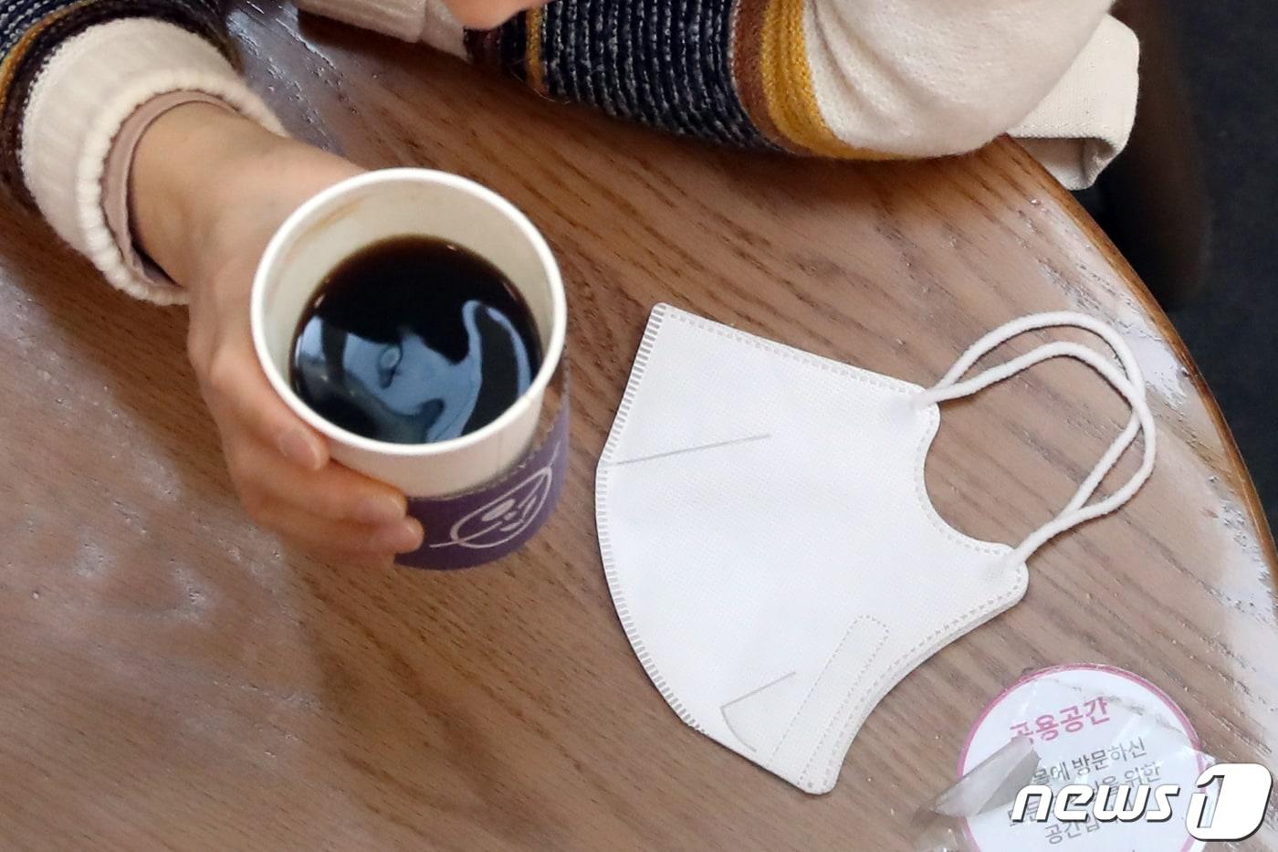 본문 이미지 - 19일 서울 시내 한 대형쇼핑몰에서 고객이 마스크를 벗고 음료를 마시고 있다. 2023.1.19/뉴스1 ⓒ News1 황기선 기자