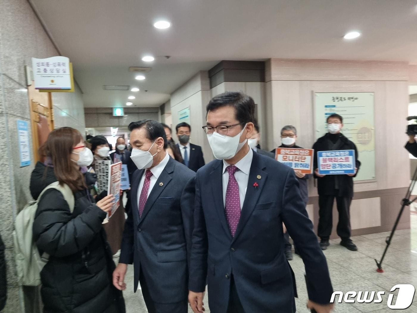 본문 이미지 - 윤건영 충북도교육감이 19일 충북도의회 본회의장으로 들어서고 있다. 충북시민사회단체연대회의와 충북교육연대는 본회의장 앞에서 블랙리스트 사태 해결을 촉구하며 피켓시위를 진행했다.
