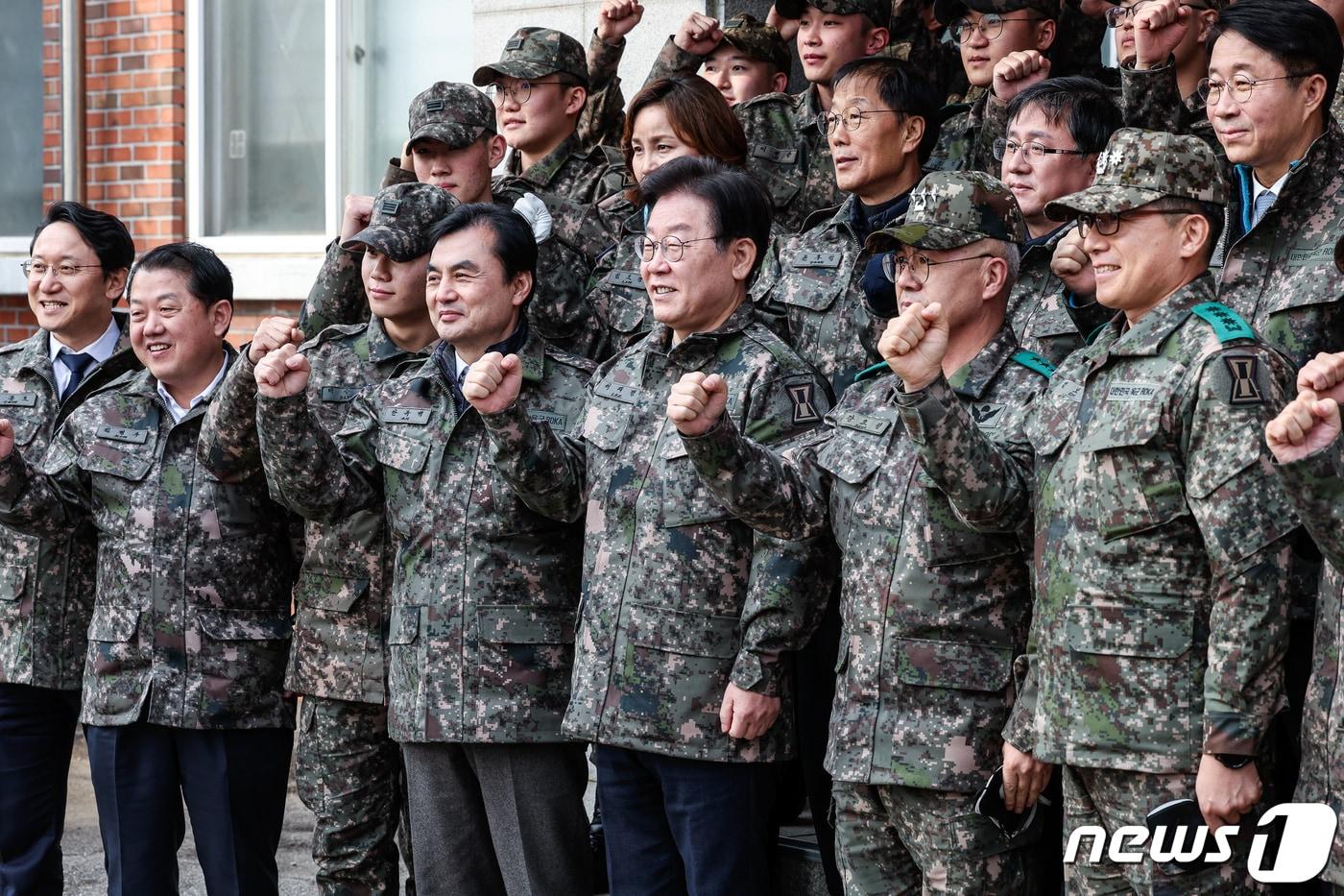 이재명 더불어민주당 대통령 후보가 지난 2013년 1월 당대표 시절 경기도 파주 소재 방공부대를 방문해 단거리 지대공 유도미사일 천마 등을 살펴본 뒤 부대 관계자들과 기념 촬영을 하고 있다. 2023.1.19/뉴스1 ⓒ News1 국회사진취재단