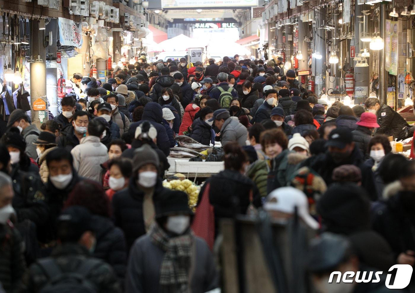 서울 동대문구 경동시장이 지난 19일 제수용품을 사려는 시민들로 붐비고 있다. 2023.1.19/뉴스1 ⓒ News1 신웅수 기자