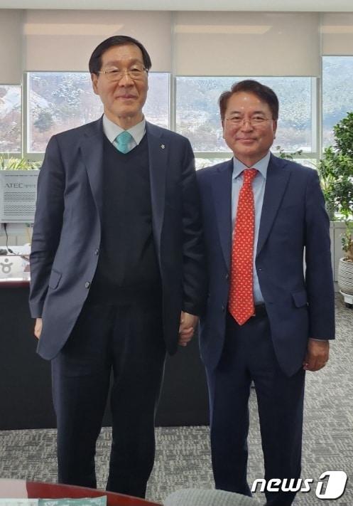 본문 이미지 - 육동한 춘천시장(사진 오른쪽)이 19일 원주혁신도시에 위치한 한국관광공사를 찾아 김장실 사장과 현안에 대해 논의 한 뒤 기념촬영을 진행했다.(춘천시 제공)