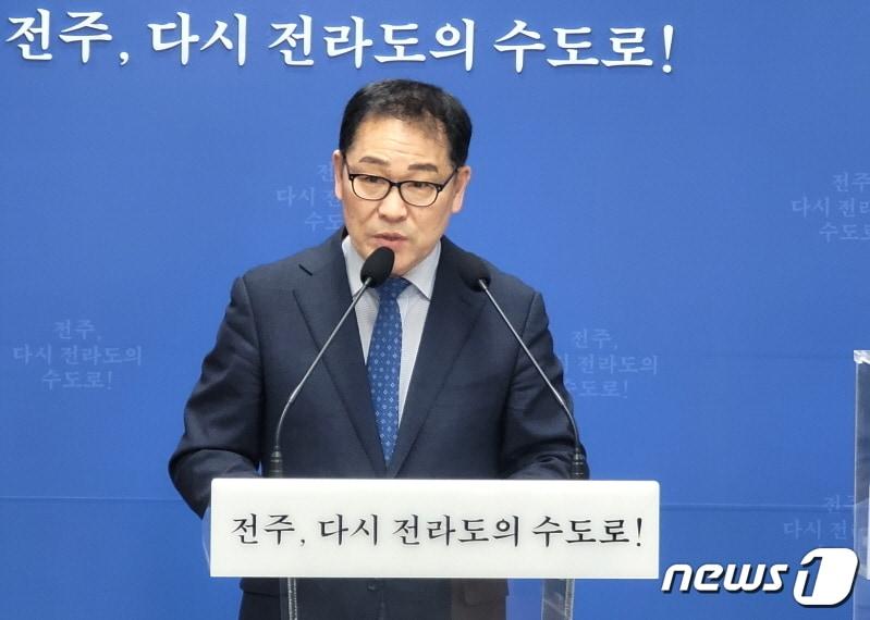 본문 이미지 - 엄익준 완산구청장이 19일 전주시청 기자실에서 신년브리핑을 갖고, 5대 기본방향 등 올해 핵심 구정 정책을 발표했다.2023.1.19/뉴스1