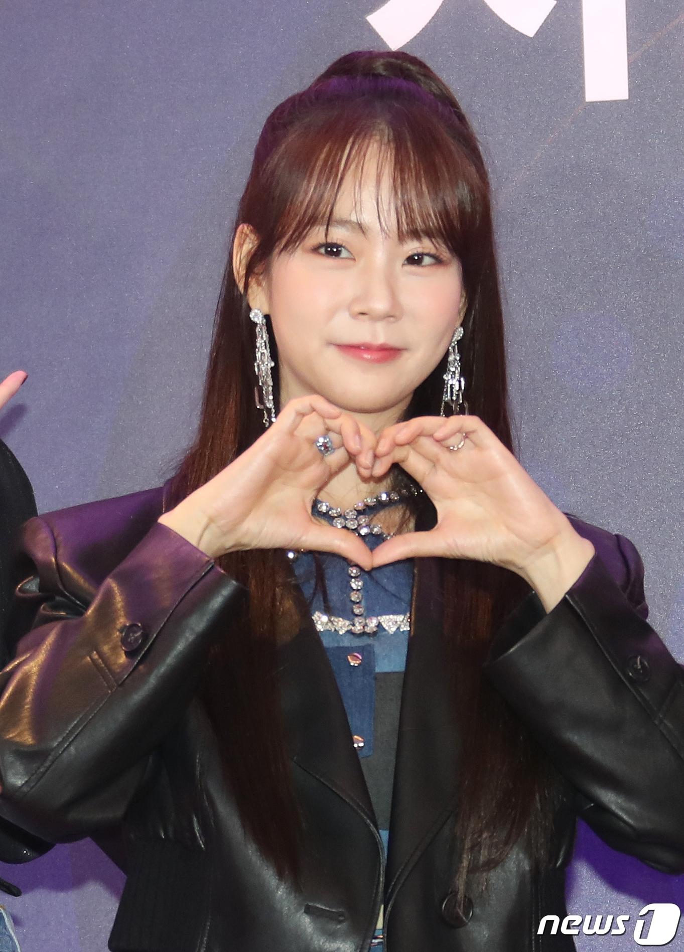 본문 이미지 - 카라의 한승연이 19일 오후 서울 송파구 올림릭공원 케이스포돔에서 열린 ‘제32회 서울가요대상’ 레드카펫 행사에서 포즈를 취하고 있다. 2023.1.19/뉴스1 ⓒ News1 권현진 기자