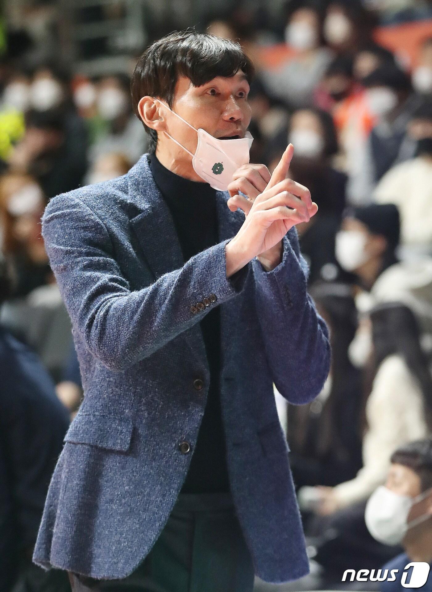 본문 이미지 - 19일 오후 경기도 고양시 고양체육관에서 열린 'SKT 에이닷 프로농구 2022-2023 KBL' 고양 캐롯 점퍼스와 원주 DB 프로미의 경기에서 DB 김주성 감독대행이 작전을 지시하고 있다. 2023.1.19/뉴스1 ⓒ News1 임세영 기자