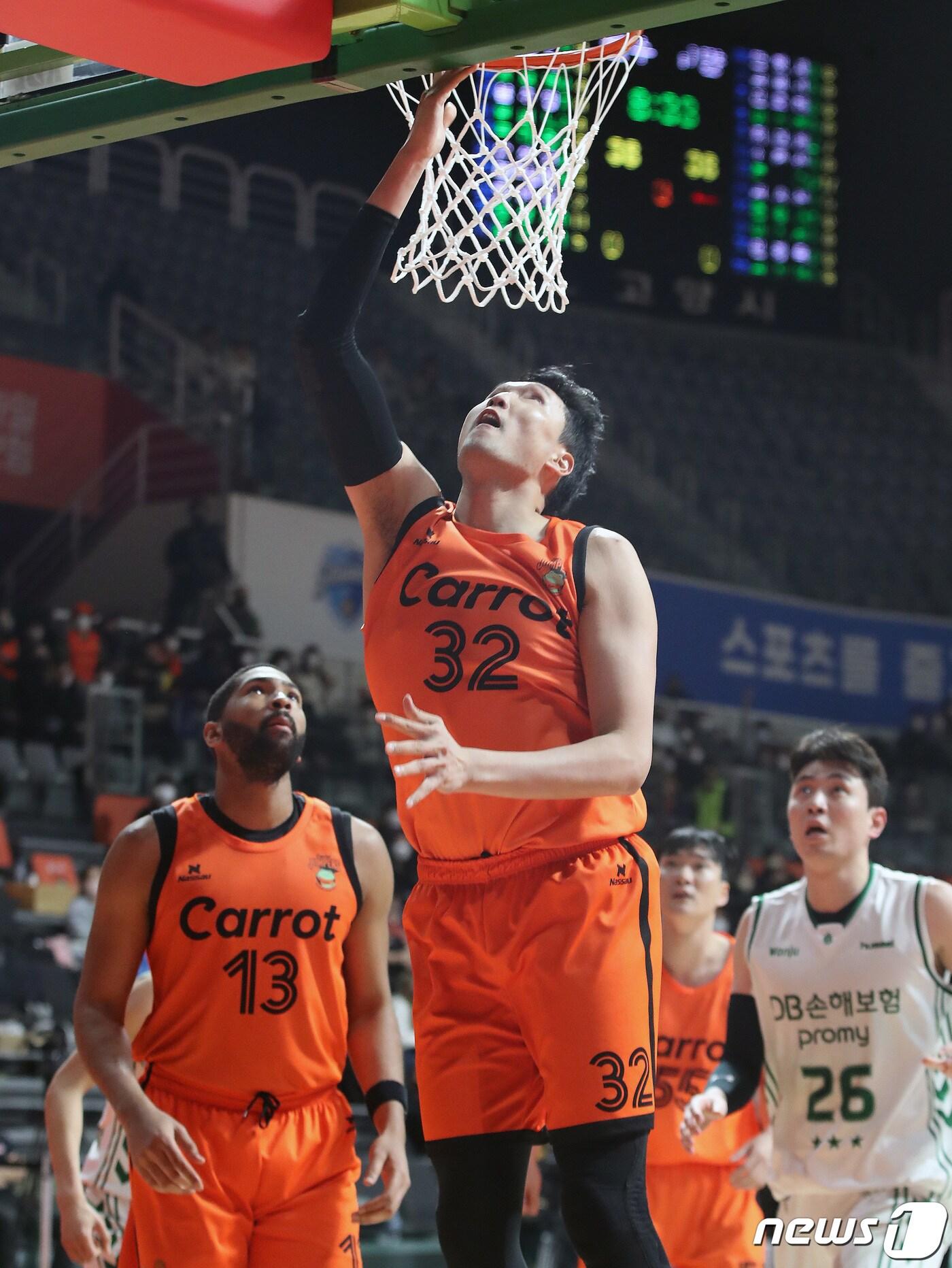 본문 이미지 - 19일 오후 경기도 고양시 고양체육관에서 열린 'SKT 에이닷 프로농구 2022-2023 KBL' 고양 캐롯 점퍼스와 원주 DB 프로미의 경기에서 캐롯 이종현이 슛을 하고 있다. 2023.1.19/뉴스1 ⓒ News1 임세영 기자