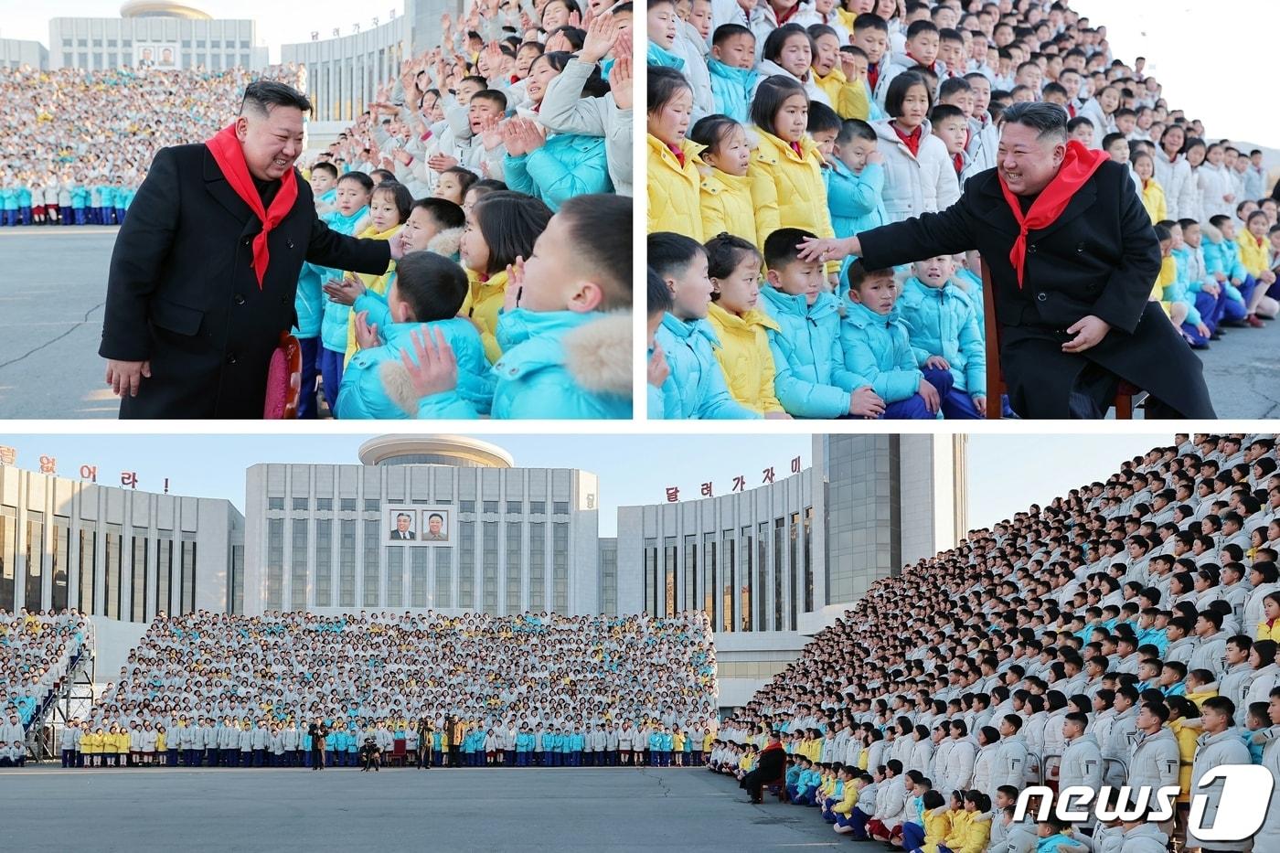 (평양 노동신문=뉴스1) = 북한 김정은 노동당 총비서가 조선소년단 9차 대회 참가자들과 기념사진을 찍었다고 지난 2일 당 기관지 노동신문이 보도했다. [국내에서만 사용가능. 재배포 금지. DB 금지. For Use Only in the Republic of Korea. Redistribution Prohibited] rodongphoto@news1.kr