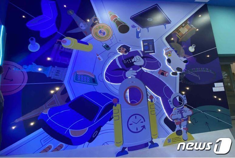본문 이미지 - 2030부산세계박람회 유치 홍보영상관에 있는 엑스포 시간여행 승강장(부산시 제공) 