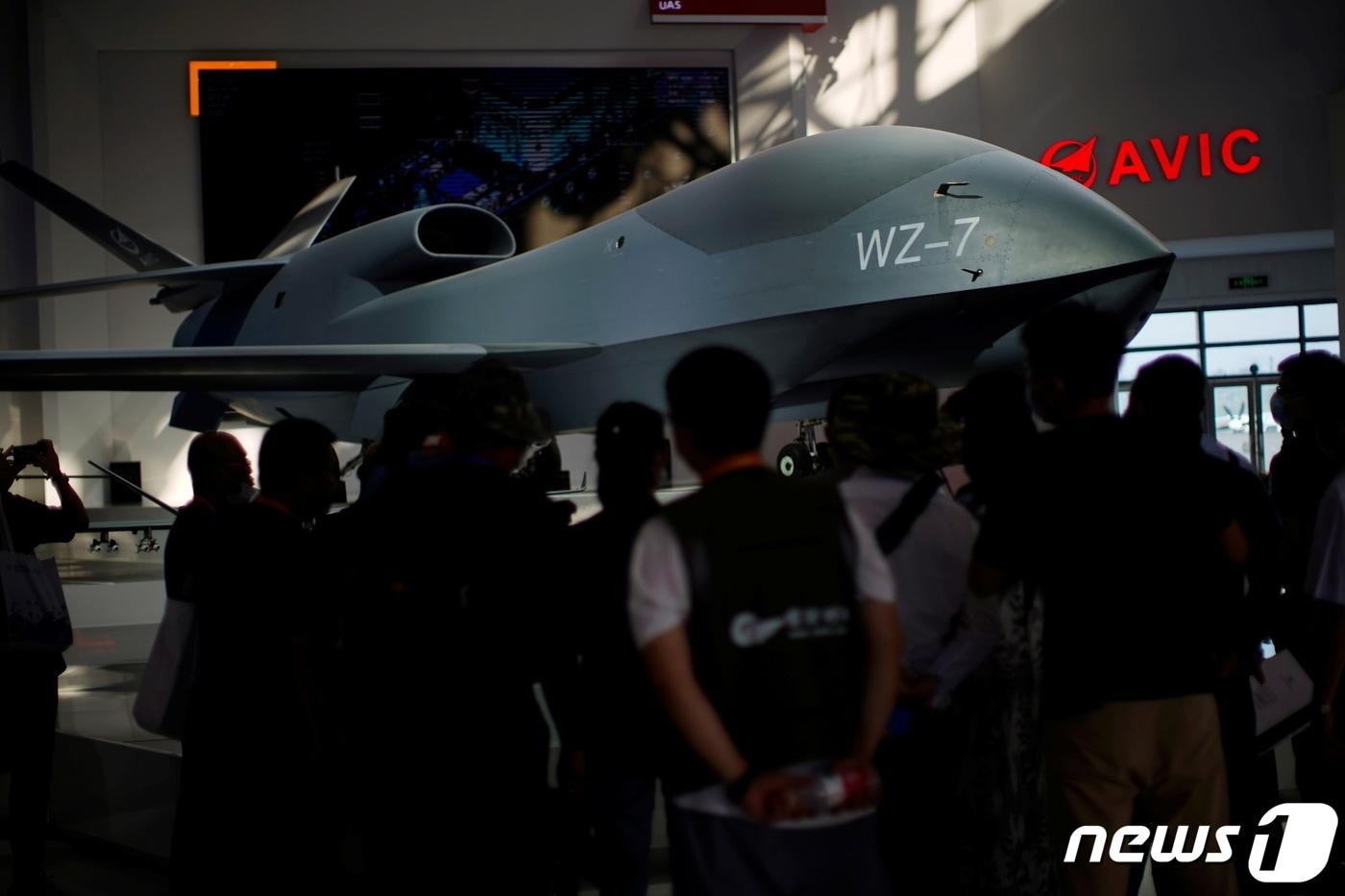 본문 이미지 - 중국 광둥성 주하이에서 열린 중국 국제 항공·우주 박람회에 전시된 국제 중국군 무인기 WZ-7 모습 2021.09.28 ⓒ 로이터=뉴스1 ⓒ News1 정윤미 기자