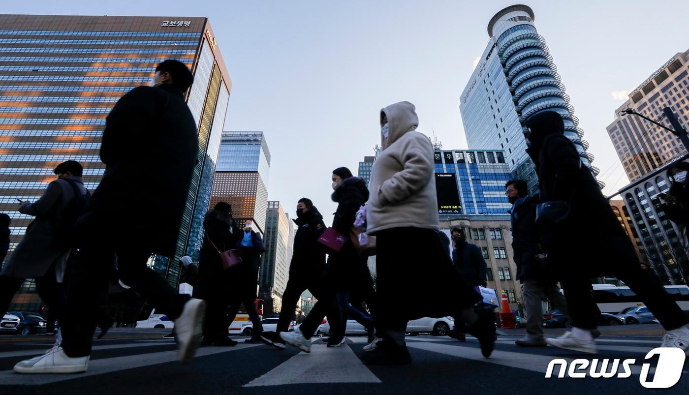 서울 광화문네거리 인근에서 시민들이 출근길 발걸음을 옮기고 있다. 2023.1.2/뉴스1 ⓒ News1 김도우 기자