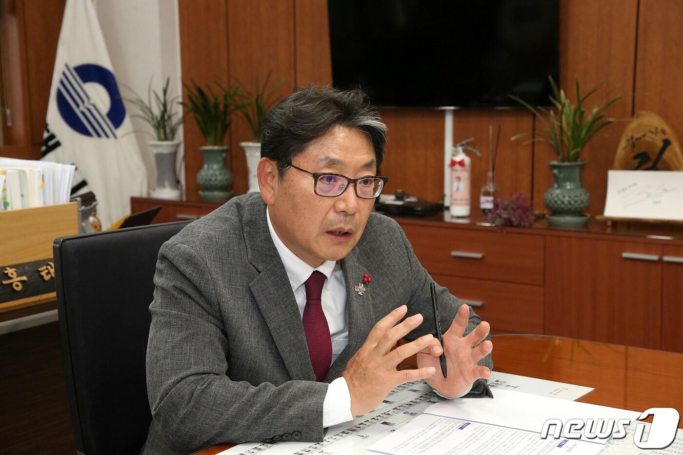 본문 이미지 - 홍태용 김해시장이 새해 시정 운영 방침에 대해 설명하고 있다. @news1