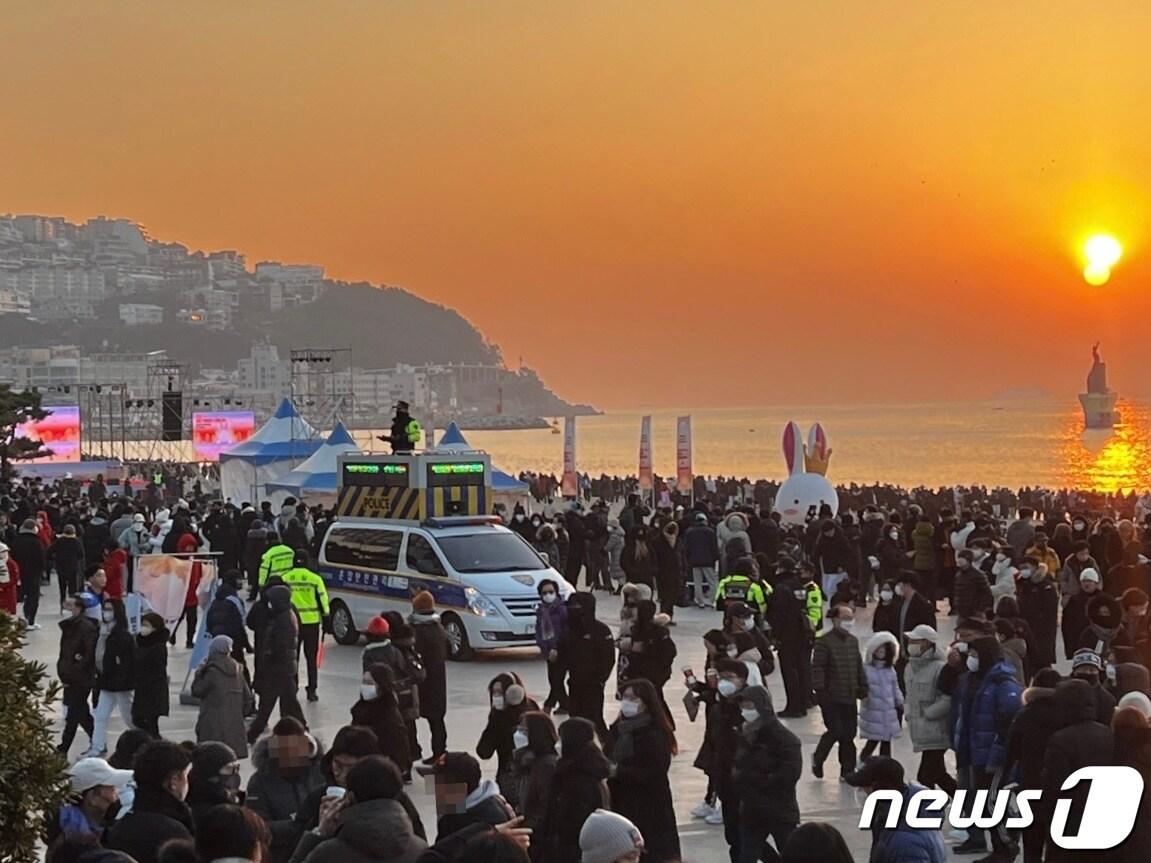 본문 이미지 - 2023년 계묘년(癸卯年) 첫날인 1일 오전 부산 해운대해수욕장에서 '혼잡안전관리차량'에 탑승한 경찰이 해맞이 인파를 관리하고 있다.(부산경찰청 제공)