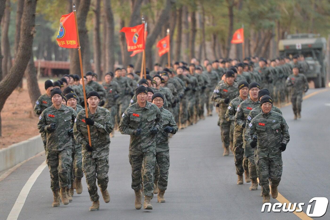 본문 이미지 - 구보 중인 해병대 장병. 2023.1.2/뉴스1 ⓒ News1 최창호 기자