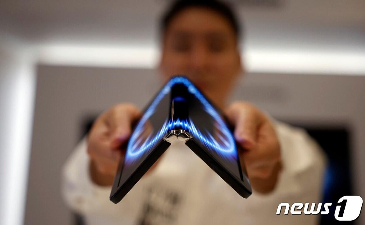 본문 이미지 - LG디스플레이 직원이 '8인치 360도 폴더블 OLED'를 소개하는 모습.(LG디스플레이 제공)