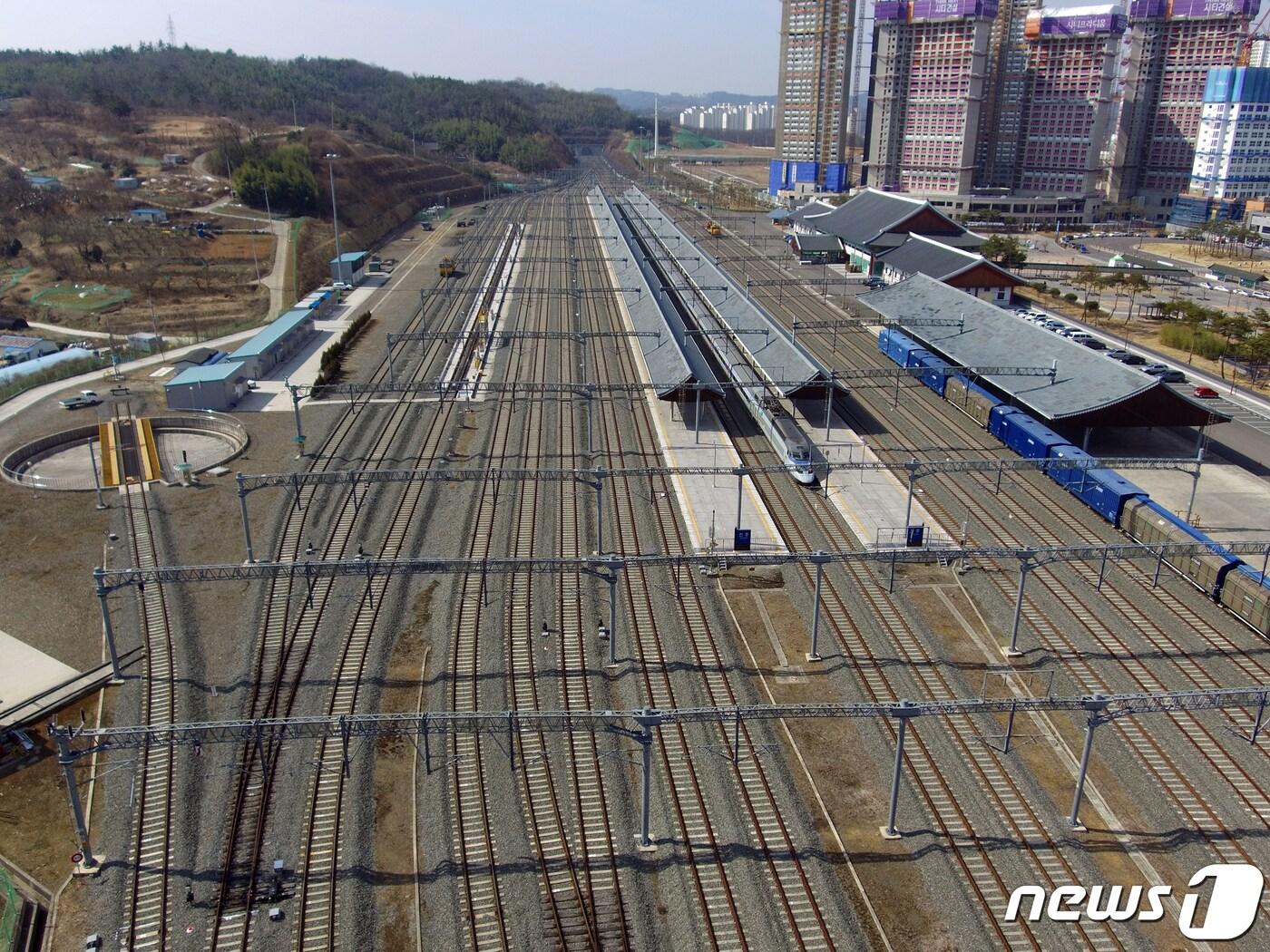 본문 이미지 - 진주역 철로(진주시 제공).