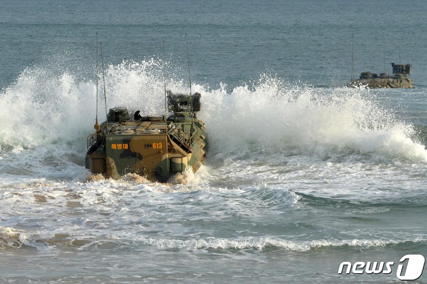 본문 이미지 - 해병대 1사단이 지난 1월2일 오전 경북 포항시 남구 해안에서 상륙돌격훈련을 실시하고 있다. 이날 훈련에는 KAAV(한국형상륙돌격장갑차) 17대와 대대급 병력이 참가했다.2023.1.2/뉴스1 ⓒ News1 최창호 기자