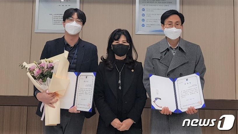 본문 이미지 - 옥천교육지원청의 지난해 4분기 청렴·친절 직원 시상식. (왼쪽부터 천문일, 조경애 교육장, 이승철 주무관)