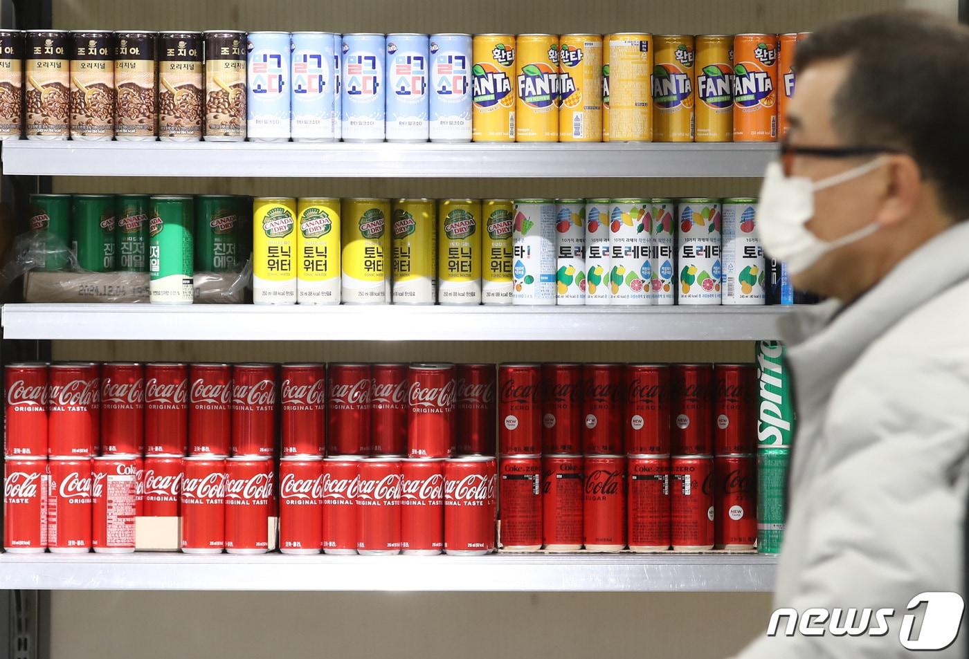 본문 이미지 - 서울 시내 마트에 캔 음료가 진열되어 있다. 2023.1.2 ⓒ 뉴스1 김민지 기자