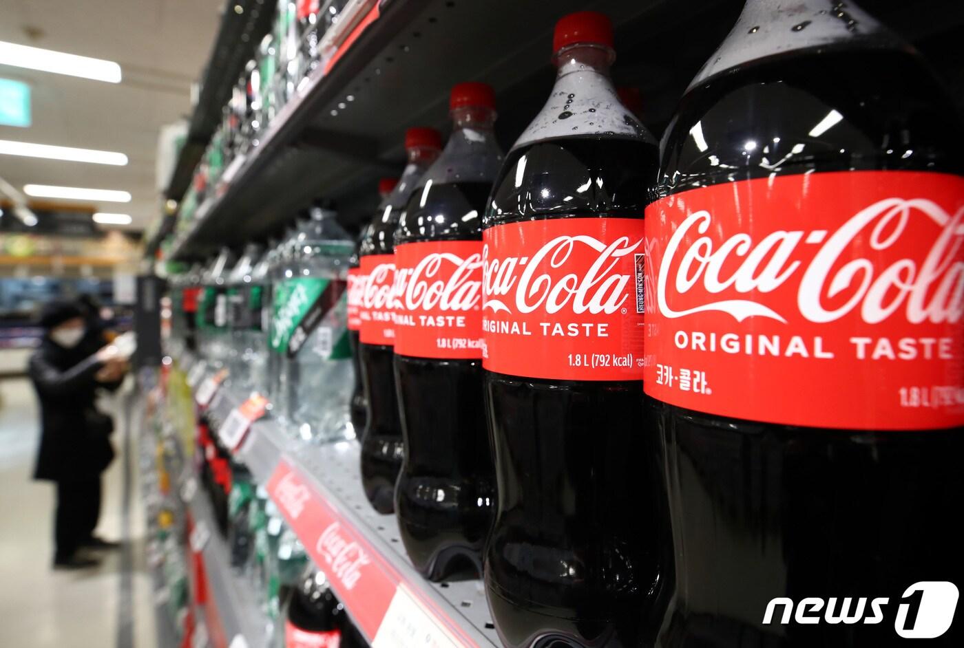 서울 시내 마트에 코카콜라가 진열되어 있다. /뉴스1 ⓒ News1 