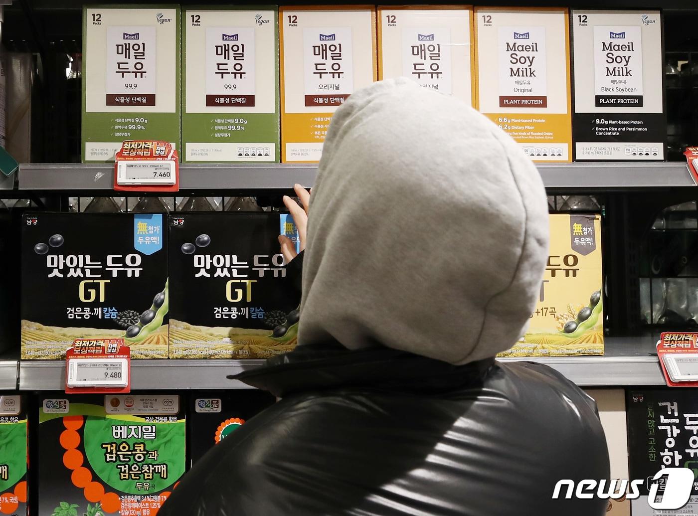 본문 이미지 - 서울 시내 마트에 두유가 진열되어 있다.  2023.1.2 ⓒ 뉴스1 김민지 기자