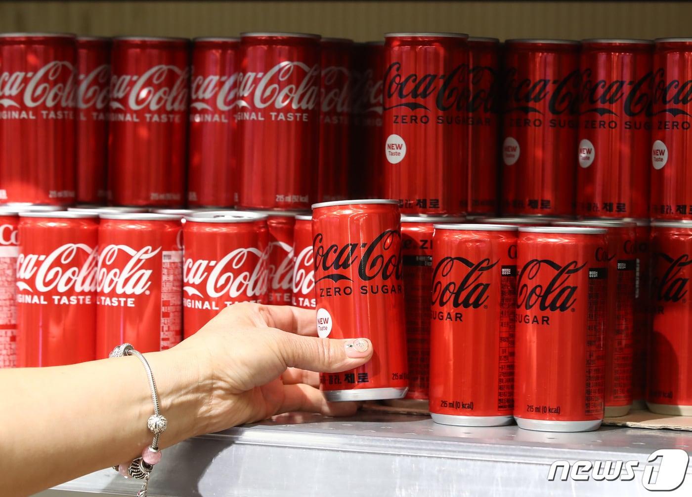 본문 이미지 - 2일 서울 시내 마트에 코카콜라가 진열되어 있다. 2023.1.2/뉴스1 ⓒ News1 김민지 기자