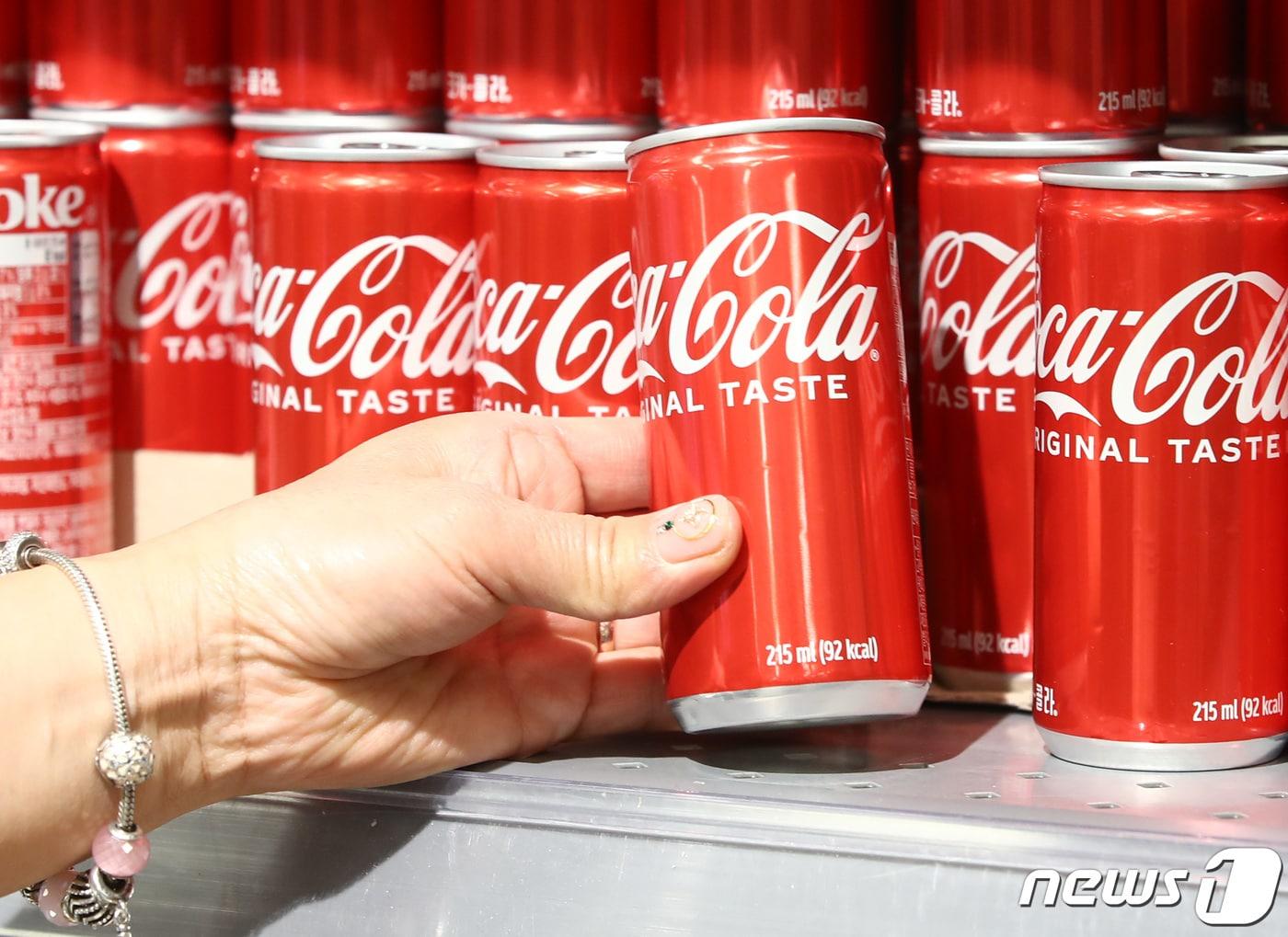 본문 이미지 - 서울 시내 마트에 코카콜라가 진열되어 있다. 2023.1.2/뉴스1 ⓒ News1 김민지 기자