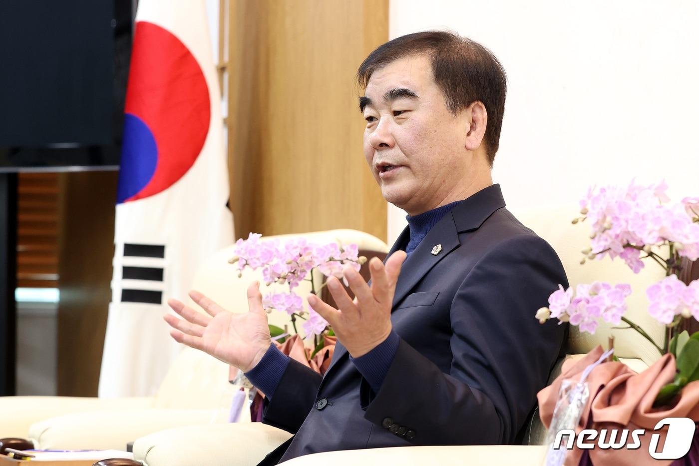 본문 이미지 - 염종현 경기도의회 의장이 계묘년 신년인터뷰를 통해 “‘오늘보다 내일이 나은 경기도’를 만드는 데 온 힘을 다하겠다”는 각오를 2일 밝혔다.(경기도의회 제공)/