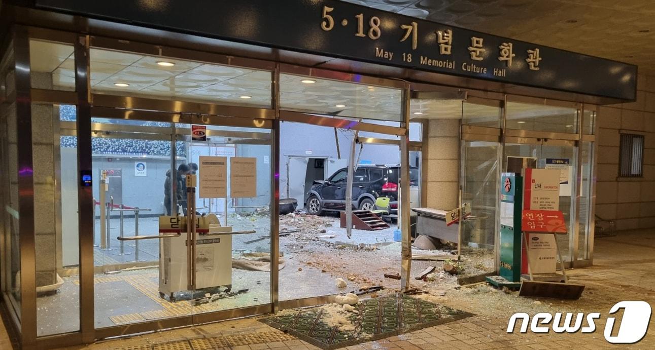 본문 이미지 - 2일 오전 광주 서구 쌍촌동 5·18기념문화센터 출입문이 부서져 있다. 경찰에 따르면 이날 오전 4시10분쯤 40대 남성 A씨가 술에 취한 상태로 SUV 차량을 몰다가 센터 출입문을 들이받았다. (독자 제공) 2023.1.2/뉴스1 