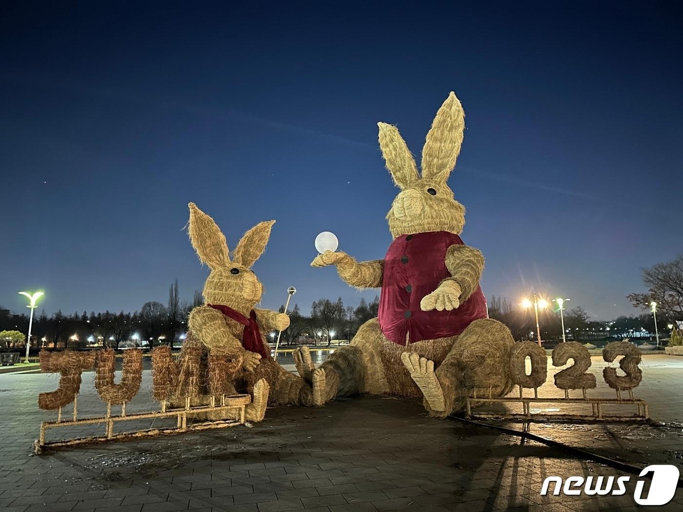 본문 이미지 - 2023년 계묘년을 맞아 서울 월드컵공원에 설치된 토끼 조형물(자생한방병원 제공.)