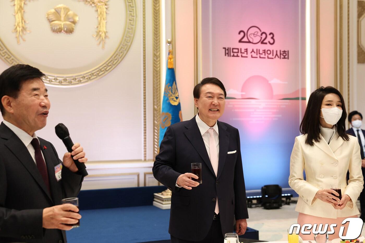 본문 이미지 - 윤석열 대통령과 김건희 여사가 2일 청와대 영빈관에서 열린 2023년 신년인사회에서 김진표 국회의장의 건배사를 경청하고 있다. (대통령실 제공) 2023.1.2/뉴스1 ⓒ News1 오대일 기자