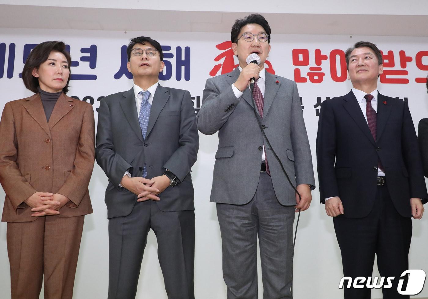 본문 이미지 - 국민의힘 유력 당권주자로 거명되는 나경원 저출산고령사회위원회 부위원장(왼쪽부터)·윤상현 의원·권성동 의원·안철수 의원이 2일 오후 대구 수성구 범어동 국민의힘 대구시당에서 열린 '2023 대구·경북 신년 교례회'에 참석해 인사하고 있다. 2023.1.2/뉴스1 ⓒ News1 공정식 기자
