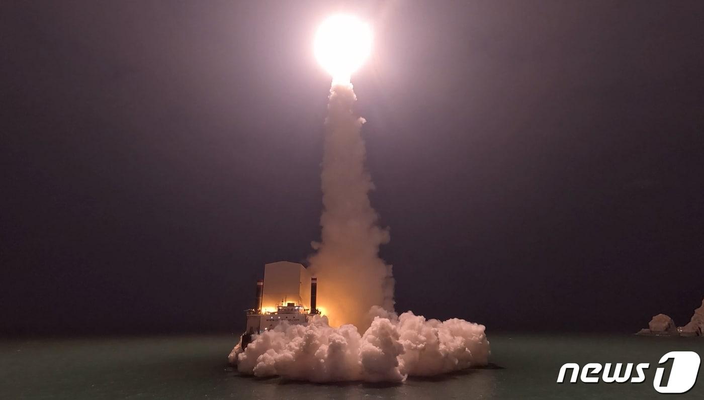 작년 12월30일 충남 태안 종합시험장 인근 해상에서 실시된 국방과학연구소(ADD)의 고체추진 우주발사체 성능 검증 2번째 시험발사. (국방부 제공) 2023.1.2/뉴스1
