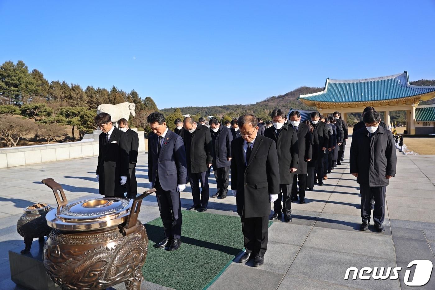 본문 이미지 - 박민식 국가보훈처장이 지난 2일 오후 대전 유성구 국립대전현충원을 찾아 참배하고 있다. (국가보훈처 제공) 2023.1.2/뉴스1