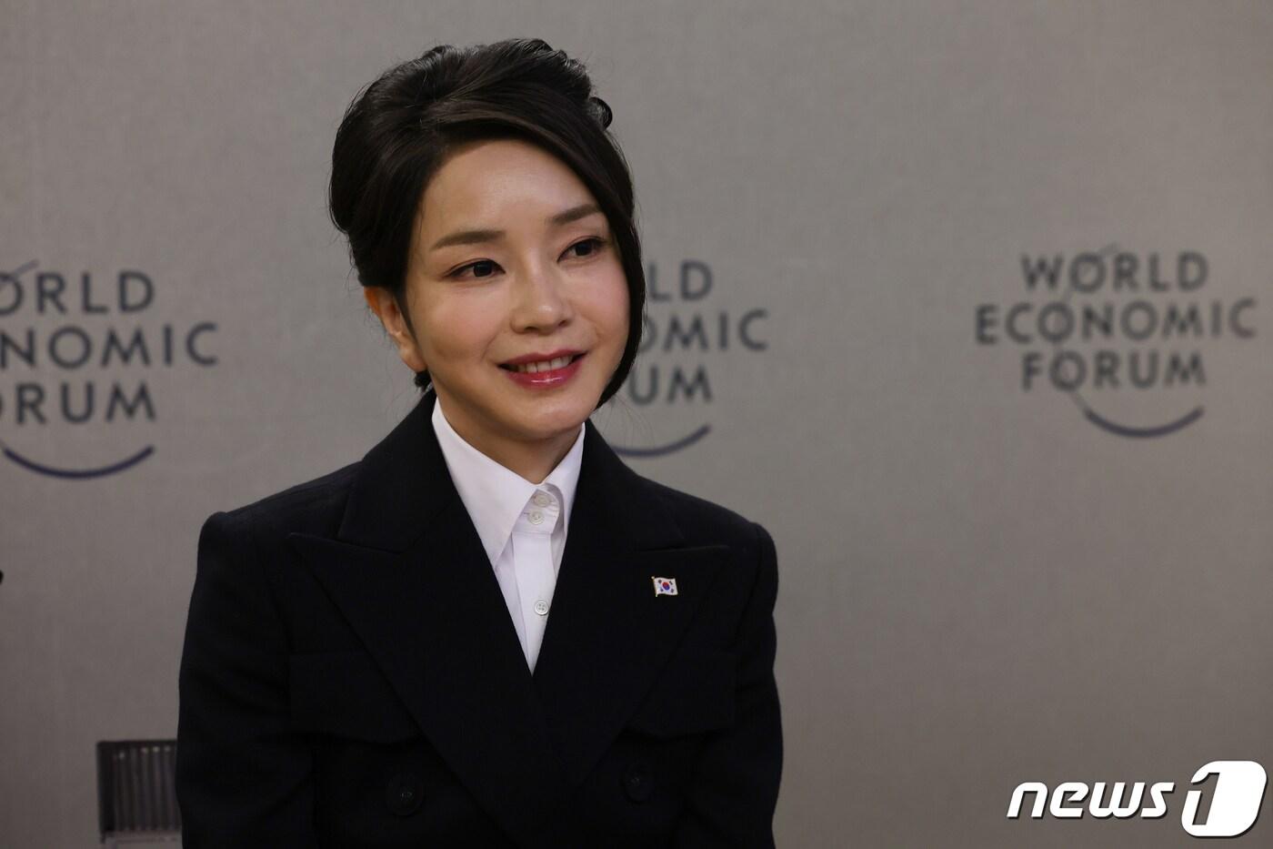 본문 이미지 - 윤석열 대통령 부인 김건희 여사가 18일(현지시간) 스위스 다보스에서 2023년 세계경제포럼(다보스포럼) 연차총회를 계기로 열린 '예술가 리더' 행사에 초청을 받아 예술가들과 대화를 나누고 있다. (대통령실 제공) 2023.1.20/뉴스1 ⓒ News1 안은나 기자