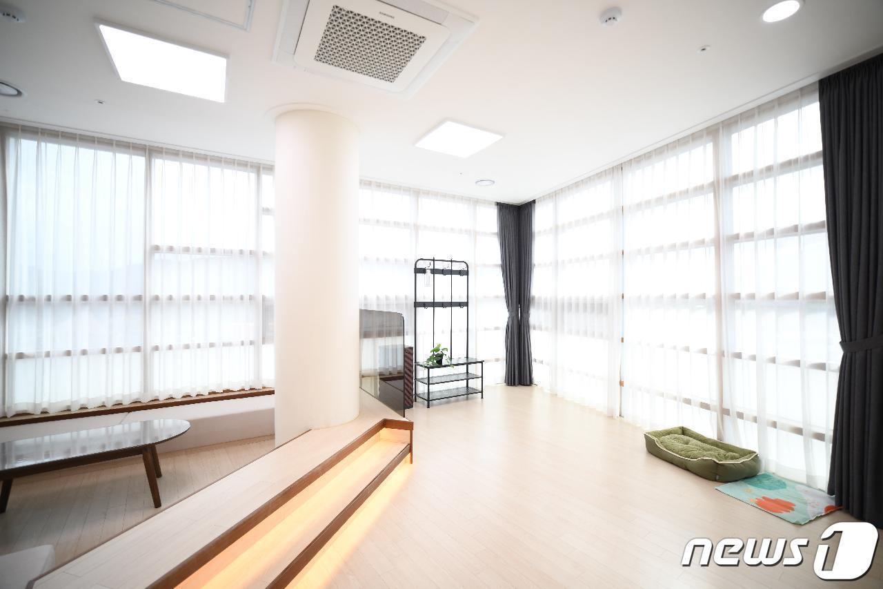 본문 이미지 - 24일 충북 충주시는 탄금호국제조정경기장 게스트하우스 반려동물 객실이 이용자 호응을 얻고 있다고 밝혔다. 사진은 반려동물 객실.(충주시 제공)2023.1.24/뉴스1