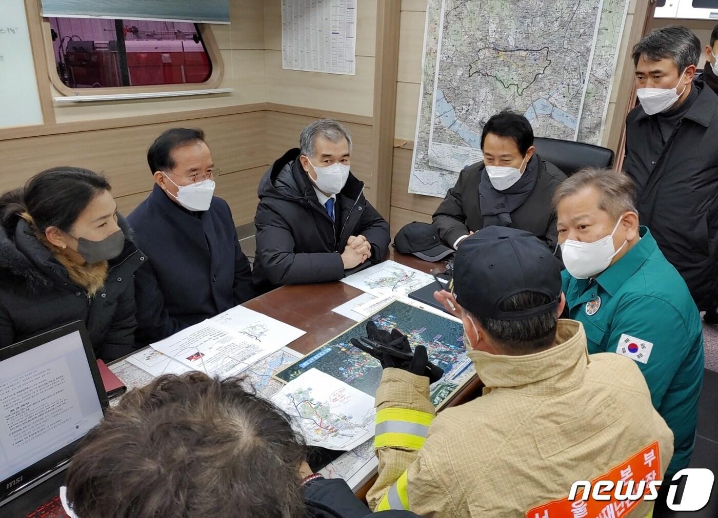 본문 이미지 - 이상민 행정안전부 장관이 지난 20일 오전 서울 강남구 구룡마을 화재 현장을 찾아 소방관계자로부터 상황보고를 받고 있다. 이 장관은 대피주민 난방 등 생활에 불편함이 없도록 필요한 조치를 할 것 당부했다. (행정안전부 제공) 2023.1.20/뉴스1