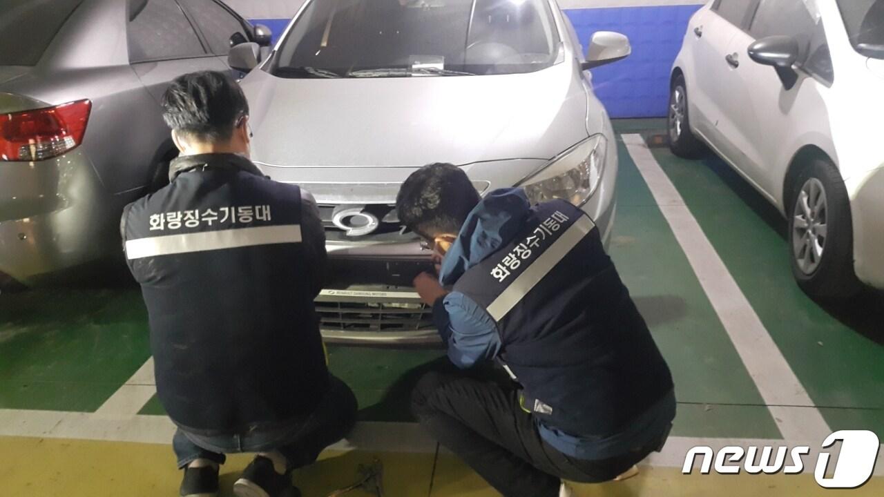 본문 이미지 - 충북 진천군이 '365영치팀'을 상시 운영해 고질·상습 자동차세·과태료 등 체납 차량을 대상으로 강력한 번호판 영치 활동에 나선다.(진천군 제공) / 뉴스1
