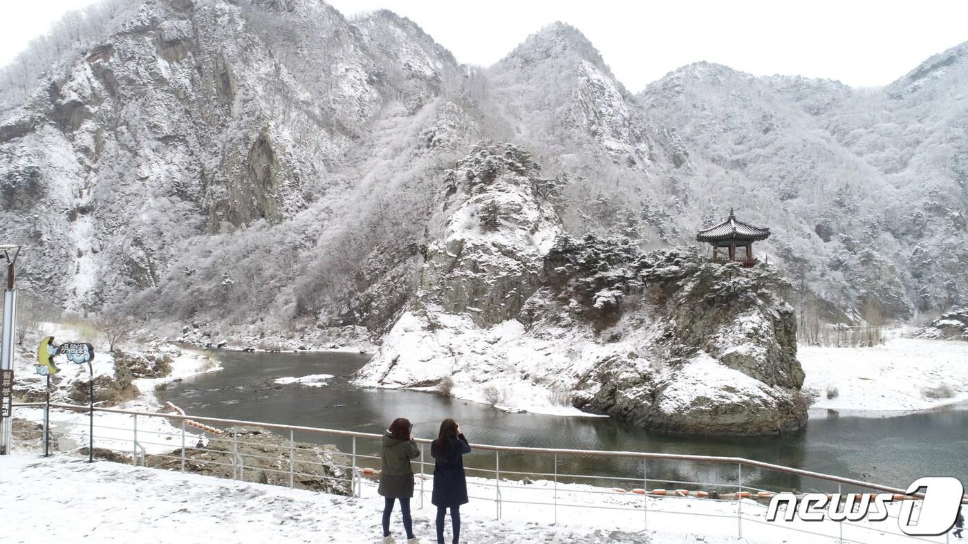 충북 영동군 황간면 소재 월류봉 설경. (영동군 제공)