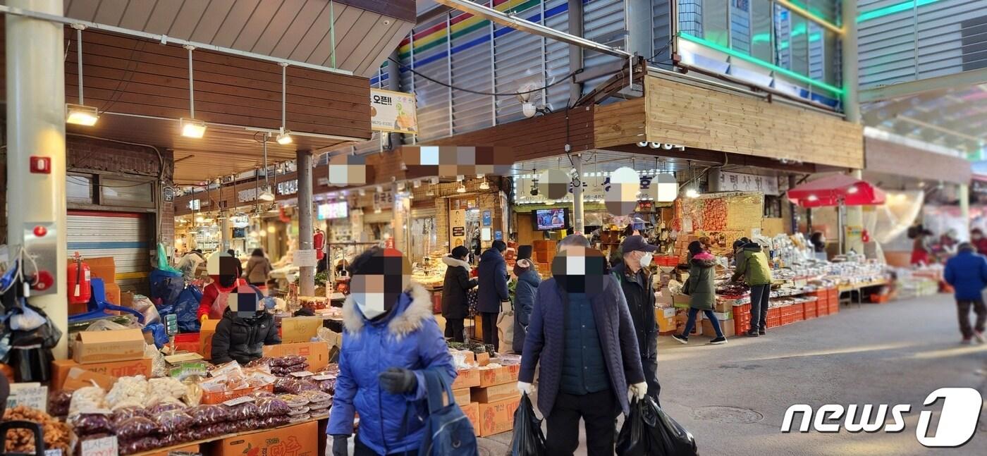 20일 서울 동대문구 경동시장에서 시민들이 양손가득 비닐봉투를 들고 있다. ⓒ 뉴스1 김예원 기자