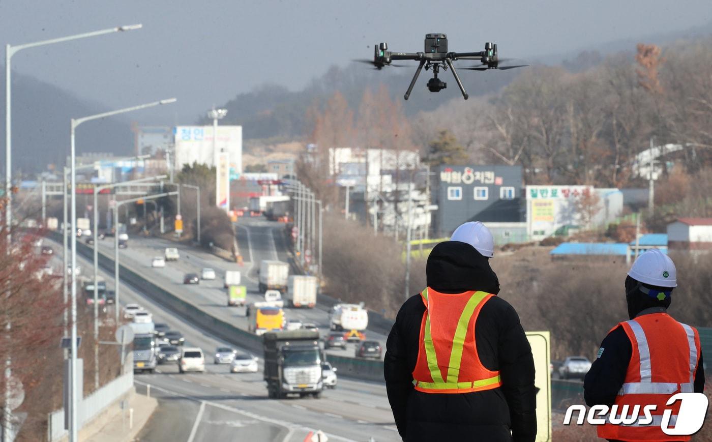 경부고속도로 죽암휴게소 일대에서 한국도로공사 대전충남본부 교통팀 관계자들이 드론을 이용해 법규 위반차량 단속을 하고 있다. /뉴스1 ⓒ News1 김기태 기자