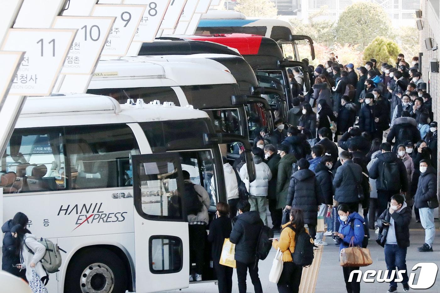 본문 이미지 - 설 명절 연휴를 하루 앞둔 20일 서울 서초구 서울고속버스터미널에서 시민들이 귀성길에 오르고 있다. 2023.1.20/뉴스1 ⓒ News1 민경석 기자