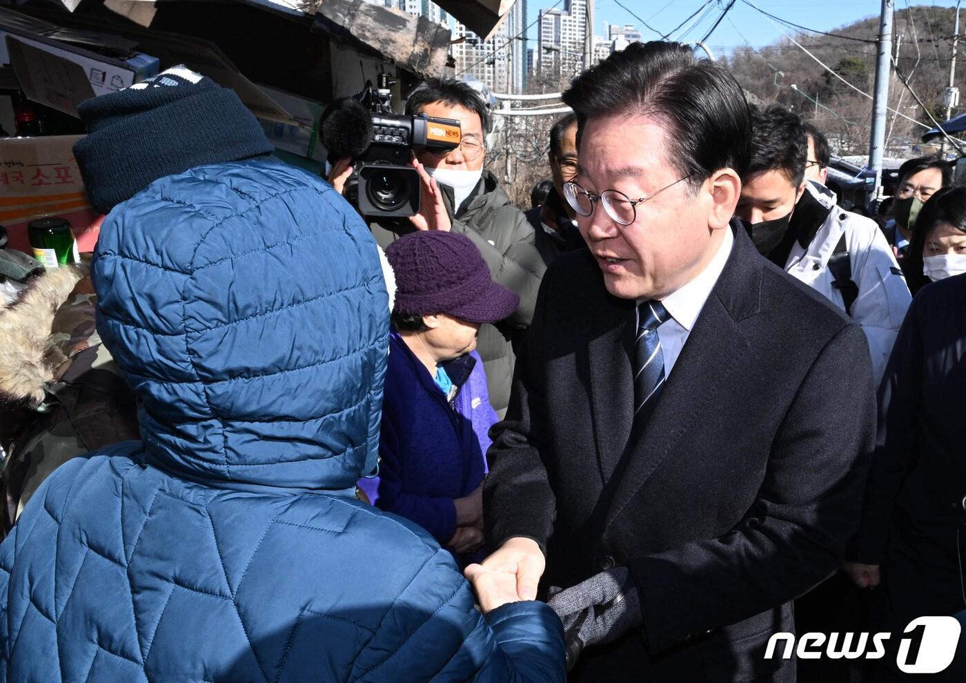 이재명 더불어민주당 대표가 20일 서울 강남구 구룡마을을 방문해 주민과 인사하고 있다. &#40;공동취재&#41;/뉴스1 ⓒ News1 김도우 기자