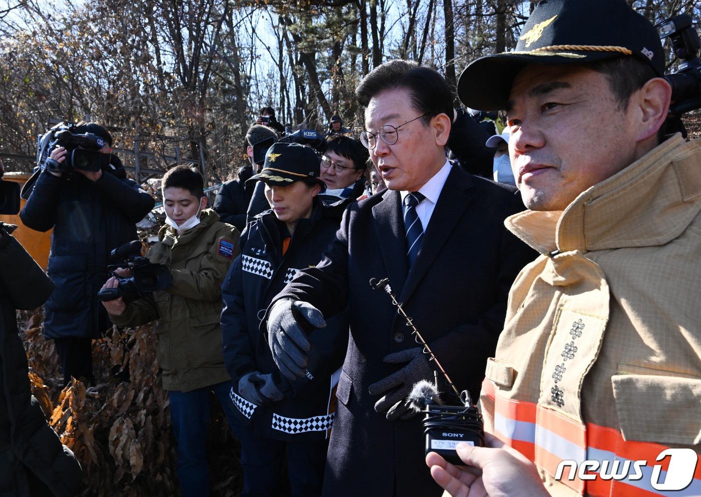 본문 이미지 - 이재명 더불어민주당 대표가 20일 서울 강남구 구룡마을 화재 현장을 살펴보고 있다. (공동취재) 2023.1.20/뉴스1 ⓒ News1 김도우 기자