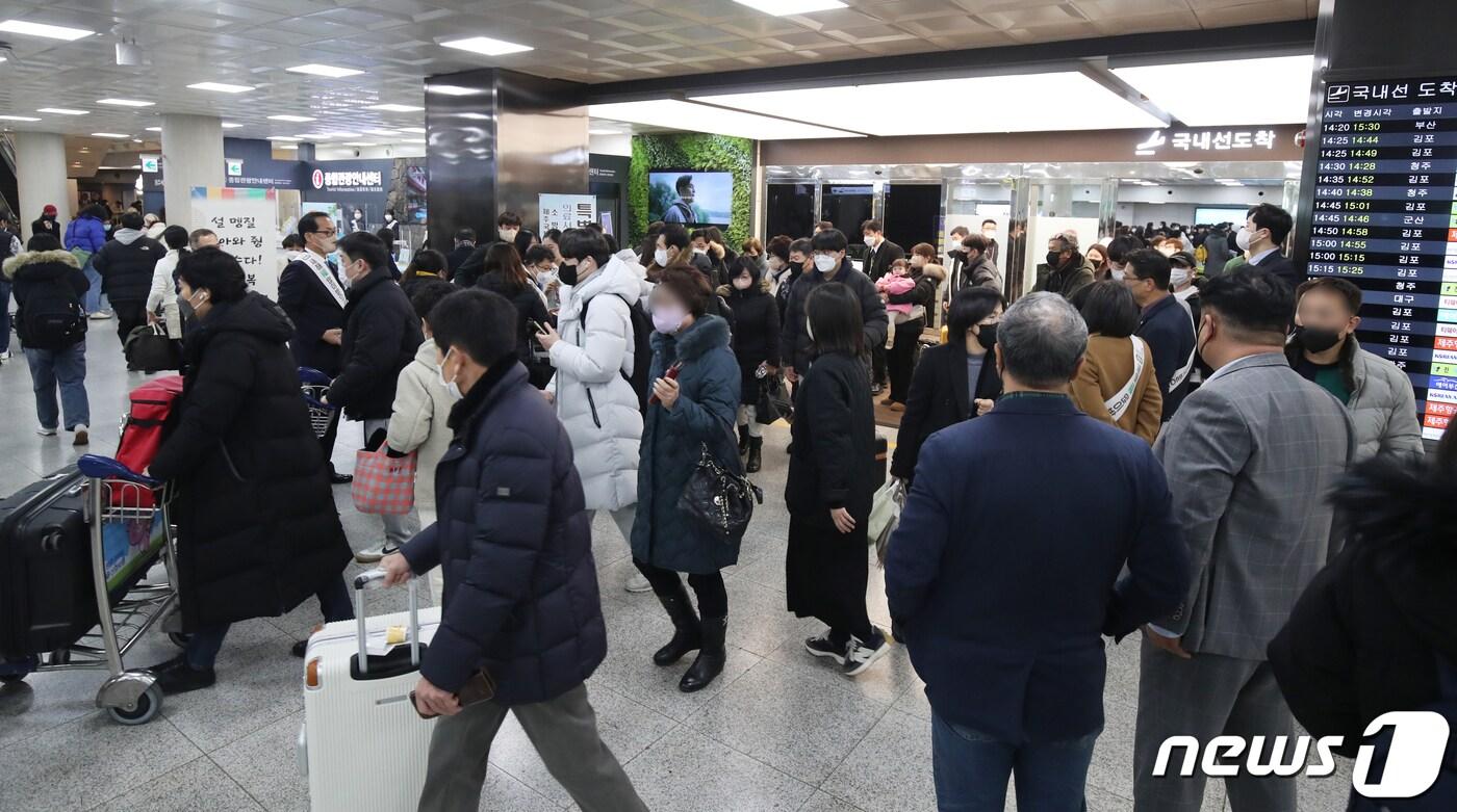 본문 이미지 - 국회에서 제주 자연환경의 체계적인 보전·관리를 위해 공항과 항만으로 입도하는 관광객에게 부과하는 '환경보전기여금' 도입과 관련해 논의가 이뤄진다. 설 연휴를 하루 앞둔 20일 오후 제주국제공항 국내선 도착층이 귀성객과 관광객들로 북적이고 있다. 2023.1.20/뉴스1 ⓒ News1 오현지 기자