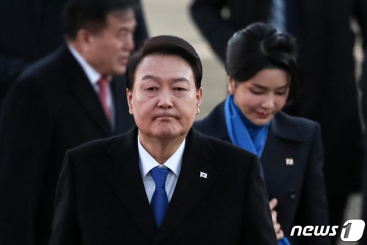 본문 이미지 - 윤석열 대통령과 김건희 여사. 뉴스1 ⓒ News1 이승배 기자