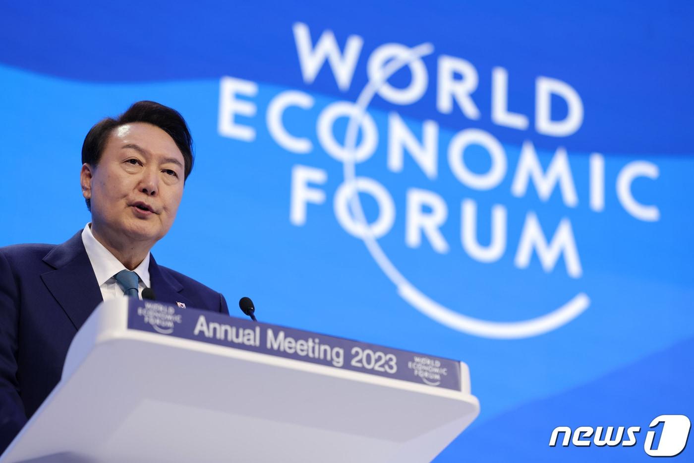 윤석열 대통령이 19일 오전(현지시간) 스위스 다보스에서 열린 2023년 세계경제포럼(World Economic Forum, 다보스포럼) 연차총회에서 '행동하는 연대를 위하여'라는 주제로 특별연설을 하고 있다. (대통령실 제공) 2023.1.21/뉴스1 ⓒ News1 안은나 기자