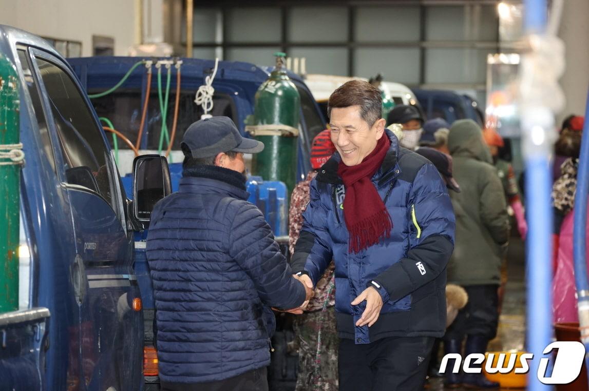 본문 이미지 - 이강덕 경북 포항시장이 설 명절 연휴 첫 날인 21일 죽도어시장과 송도활어위판장 등 민생현장을 찾아 시민들과 소통의 시간을 가졌다. 이 시장이 송도 활어위판장에서 시민들과 인사를 나누고 있다.(포항시제공)2023.1.21/뉴스1 
